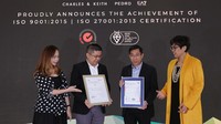 Nolia Natalia, Senior Commercial Director BSI Group Indonesia; Awing Tjho, Strategic Support & Technology General Manager PT KCG, Haryanto Pratantara, Business & Operation Director PT KCG; dan Waras Andrianti Putri, National Commercial Manager SGS Indonesia, usai serah terima sertifikat ISO 9001:201 dan ISO 27001:2013 untuk manajemen mutu dan dan keamanan informasi berstandar internasional PT KCG, di Jakarta (27/10/2022).