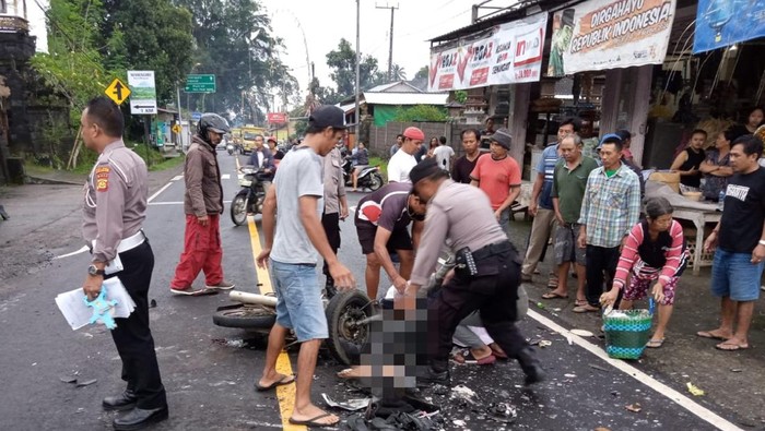 Dua motor tabrakan di Desa/Kecamatan Rendang, Karangasem, Bali yang menewaskan dua pengendara, Kamis (27/10/2022).