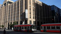 Logo Twitter yang terpampang di bagian luar kantor pusat Twitter di San Francisco, California, Rabu (26/10/2022). Elon Musk dilaporkan telah mengunjungi kantor pusat Twitter.