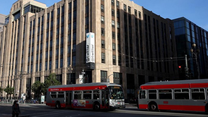 Logo Twitter yang terpampang di bagian luar kantor pusat Twitter di San Francisco, California, Rabu (26/10/2022). Elon Musk dilaporkan telah mengunjungi kantor pusat Twitter.