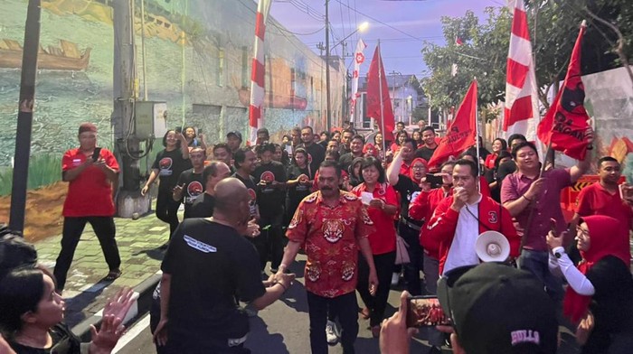Ketua DPC PDIP Solo FX Hadi Rudyatmo saat disambut kadernya di kediamannya di Kelurahan Pucangsawit, Kecamatan Jebres, Kota Solo, Kamis (27/10/2022).