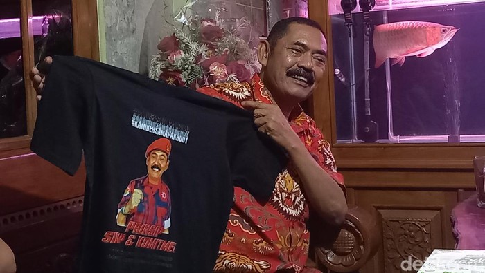 Ketua DPC PDIP Solo, FX Hadi Rudyatmo, saat menunjukkan kaus bergambar dirinya, Kamis (27/10/2022). Ketua DPC PDIP Solo, FX Hadi Rudyatmo, saat menunjukkan kaus bergambar dirinya, Kamis (27/10/2022).