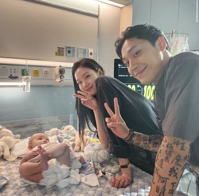 Penampilan Lee Do Hyun dan Kim Go Eun syuting film Exhuma bahkan sempat viral pada Oktober 2022. Keduanya tampak tersenyum di sebelah bayi yang berbaring di tempat tidur rumah sakit. Penggemar mengira keduanya akan menjadi suami istri. Foto: dok. theqoo