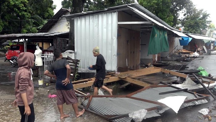 Kios di sekitar Pasar Sentral Majene rusak diterjang banjir