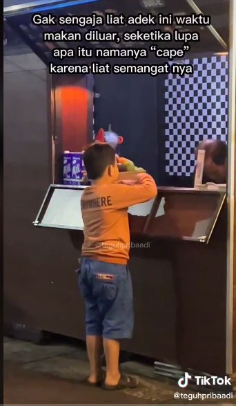 Kisah bocah kelas 1 SD bantu ayah jualan minuman