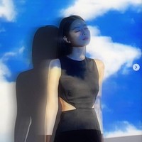 Pada Rabu (26/10/2022), Jennie BLACKPINK akhirnya memperkenalkan mobil yang dirancangnya bersama Porsche di Instagram. Dia mengaku memvisualisasikan awan yang menjadi teman perjalanannya saat keliling dunia. Foto: dok. Instagram @jennierubyjane