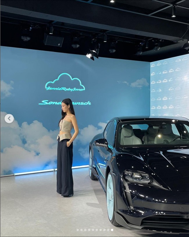 Koleksi mobil hasil kolaborasi Porsche dan Jennie BLACKPINK diumumkan pada Rabu (12/10/2022). Interior mobilnya menjadi sorotan karena menampilkan logo bentuk awan bertuliskan Jennie Ruby Jane. Foto: dok. Instagram @jennierubyjane