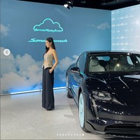 Koleksi mobil hasil kolaborasi Porsche dan Jennie BLACKPINK diumumkan pada Rabu (12/10/2022). Interior mobilnya menjadi sorotan karena menampilkan logo bentuk awan bertuliskan Jennie Ruby Jane. Foto: dok. Instagram @jennierubyjane