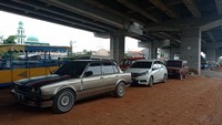 Minimnya lahan parkir membuat sebagian pemilik kendaraan tetap memarkirkan kendaraannya di kolong tol tersebut.