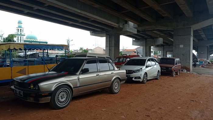 Kolong Tol Becakayu Jadi Tempat Parkir Liar Kendaraan parkir di kolong jalan tol Becakayu di kawasan Cipinang Muara, Jakarta Timur, Kamis (27/10/2022). Minimnya lahan parkir membuat sebagian pemilik kendaraan tetap memarkirkan kendaraannya di kolong tol tersebut, meskipun lahan tersebut dilarang digunakan untuk parkir.