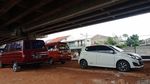 Parkir Liar di Kolong Tol Becakayu Ramai Lagi, Nih Foto-fotonya