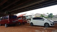 Meski dilarang, warga tetap memarkir kendaraannya di kolong tol tersebut.