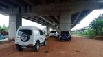 Parkir Liar di Kolong Tol Becakayu Ramai Lagi, Nih Foto-fotonya