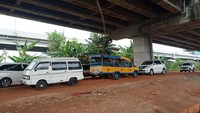 Kendaraan parkir di kolong tol Becakayu, Cipinang Muara, Jakarta Timur, Kamis (27/10/2022).