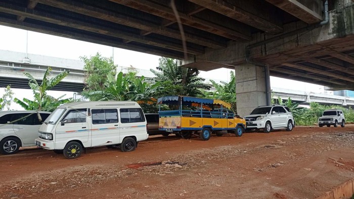 Kolong Tol Becakayu Jadi Tempat Parkir Liar Kendaraan parkir di kolong jalan tol Becakayu di kawasan Cipinang Muara, Jakarta Timur, Kamis (27/10/2022). Minimnya lahan parkir membuat sebagian pemilik kendaraan tetap memarkirkan kendaraannya di kolong tol tersebut, meskipun lahan tersebut dilarang digunakan untuk parkir.
