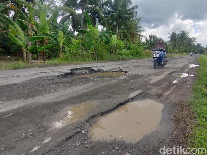 Kondisi jalan yang rusak di Cerme, Panjatan, Kulon Progo, Selasa (25/10/2022).