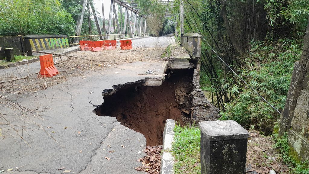Kondisi longsor di jembatan Cisadane, Kamis (27/10/2022).