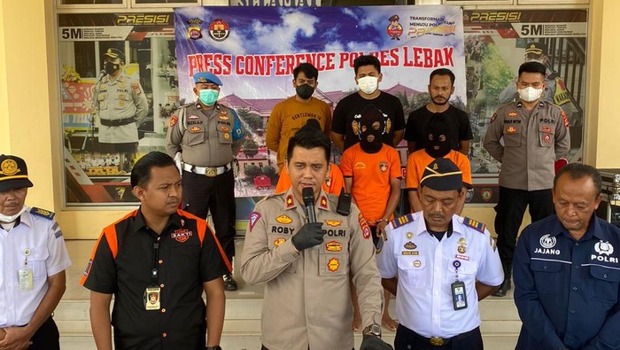 Konferensi Pers tindak pidana pencurian baterai lampu jalan di Jalan Raya Cipanas, Maja, Lebak, Banten. (Foto: Fathul Rizkoh/detikcom)
