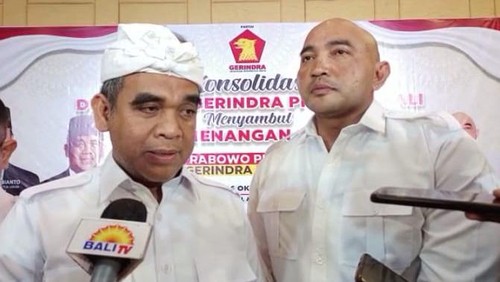 Sekjen DPP Parti Gerindra Ahmad Muzani bersama Ketua DPD Partai Gerindra Bali Made Muliawan Arya (kanan) di sela acara konsolidasi DPD Partai Gerindta Bali di Denpasar, Rabu (26/10/2022) malam