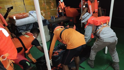 Tim SAR mengevakuasi jenazah anak perempuan korban Cantika Express 77 yang terbakar.