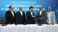 Direktur Utama BSI Hery Gunardi (tengah), Direktur Information Technology BSI Achmad Syafii (kiri), Direktur Retail Banking BSI Ngatari (dua dari kiri), Direktur Finance & Strategy BSI Ade Cahyo Nugroho (dua dari kanan), Direktur Compliance & Human Capital BSI Tribuana Tunggadewi (kanan) saat paparan kinerja BSI kuartal III/2022 di Jakarta, Kamis (27/10).
