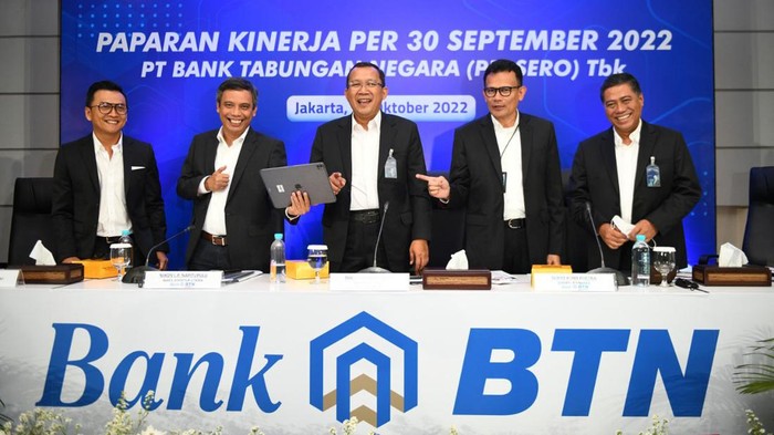 Laba BTN Naik Diatas 50% Direktur Utama Bank BTN Haru Koesmahargyo, Wakil Direktur Utama Bank BTN Nixon LP Napitupulu, Direktur Consuner Bank BTN Hirwandi Gafar, Direktur Finance Bank BTN Nofry Rony Poetra dan Direktur Risk Management Bank BTN Setiyo Wibowo berbincang di sela Paparan Kinerja Keuangan Kuartal III/2022 Bank BTN di Jakarta, Kamis (27/10). Sepanjang Januari hingga September 2022 Bank BTN berhasil membukukan kinerja gemilang dengan meraih kenaikan laba bersih sebesar 50,11% menjadi Rp2,28 triliun dibanding periode yang sama tahun sebelumnya senilai Rp1,51 triliun. Adapun kenaikan laba bersih perseroan, ditopang oleh keberhasilan Bank BTN menjalankan inisiatif strategis di kuartal III/2022 antara lain peningkatan penyaluran kredit, biaya dana (cost of fund) yang berhasil ditekan seiring dengan peningkatan penghimpunan dana murah ditambah juga dengan suksesnya Bank BTN melakukan perbaikan rasio kredit bermasalah (non performing loan) yang terus menurun hingga akhir September 2022.