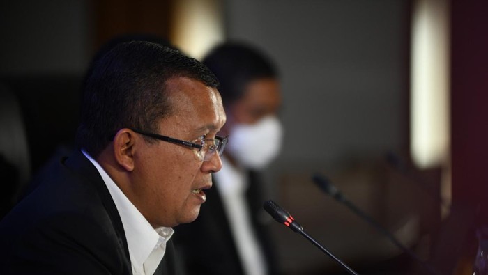 Direktur Utama Bank BTN Haru Koesmahargyo, Wakil Direktur Utama Bank BTN Nixon LP Napitupulu, Direktur Consuner Bank BTN Hirwandi Gafar, Direktur Finance Bank BTN Nofry Rony Poetra dan Direktur Risk Management Bank BTN Setiyo Wibowo berbincang di sela Paparan Kinerja Keuangan Kuartal III/2022 Bank BTN di Jakarta, Kamis (27/10). Sepanjang Januari hingga September 2022 Bank BTN berhasil membukukan kinerja gemilang dengan meraih kenaikan laba bersih sebesar 50,11% menjadi Rp2,28 triliun dibanding periode yang sama tahun sebelumnya senilai Rp1,51 triliun. Adapun kenaikan laba bersih perseroan, ditopang oleh keberhasilan Bank BTN menjalankan inisiatif strategis di kuartal III/2022 antara lain peningkatan penyaluran kredit, biaya dana (cost of fund) yang berhasil ditekan seiring dengan peningkatan penghimpunan dana murah ditambah juga dengan suksesnya Bank BTN melakukan perbaikan rasio kredit bermasalah (non performing loan) yang terus menurun hingga akhir September 2022.