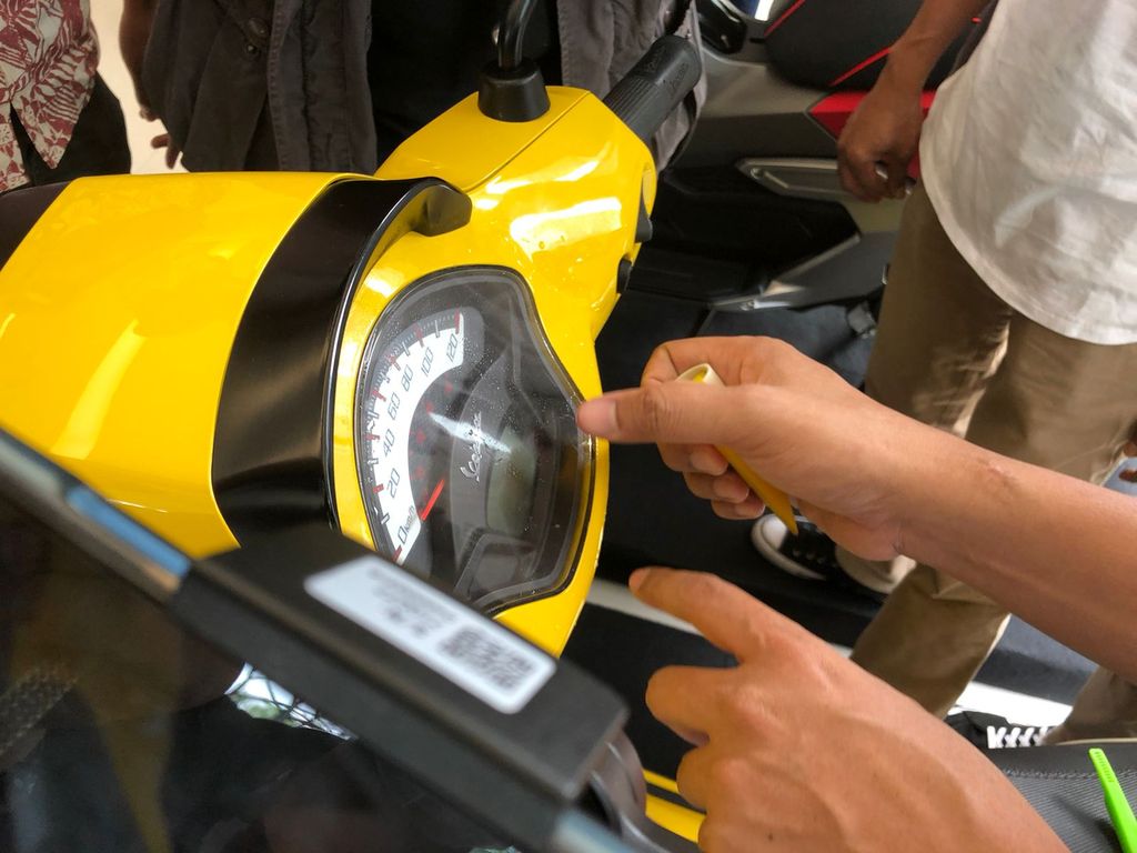 Lapisan Film Proteksi Interior Mobil dan Speedometer Motor