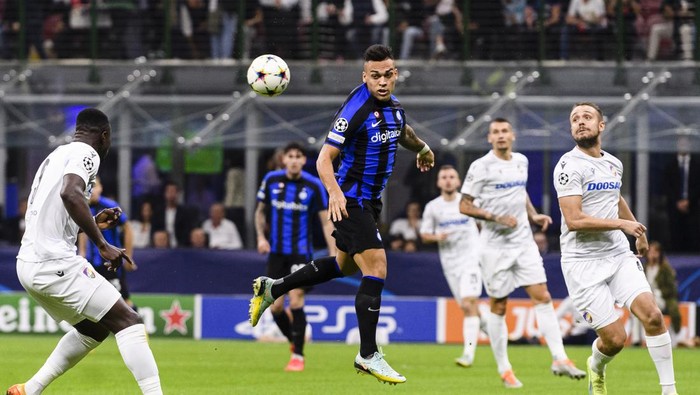 MILAN, ITALY - OCTOBER 26: Lautaro Martínez of Internazionale (C) heads the ball during the UEFA Champions League group C match between FC Internazionale and Viktoria Plzen at San Siro Stadium on October 26, 2022 in Milan, Italy. (Photo by Marcio Machado/Eurasia Sport Images/Getty Images)