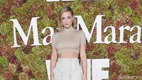 Lili Reinhart mengkritik cara diet yang dilakukan Kim Kardashian saat tampil di Met Gala 2022. Kala itu, Kim Kardashian memakai gaun mirip Marilyn Monroe. Foto: Getty Images for Max Mara/Jon Kopaloff