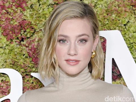 Lili Reinhart WEST HOLLYWOOD, CALIFORNIA - OCTOBER 25: Face of the Future Honoree Lili Reinhart, wearing Max Mara, attends the 2022 WIF Max Mara Face Of The Future Celebration at The West Hollywood EDITION on October 25, 2022 in West Hollywood, California. (Photo by Jon Kopaloff/Getty Images for Max Mara)