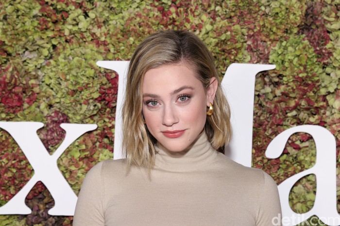 WEST HOLLYWOOD, CALIFORNIA - OCTOBER 25: Face of the Future Honoree Lili Reinhart, wearing Max Mara, attends the 2022 WIF Max Mara Face Of The Future Celebration at The West Hollywood EDITION on October 25, 2022 in West Hollywood, California. (Photo by Jon Kopaloff/Getty Images for Max Mara)