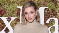 Lili Reinhart tampil dengan gaya khasnya. Foto: Getty Images for Max Mara/Jon Kopaloff