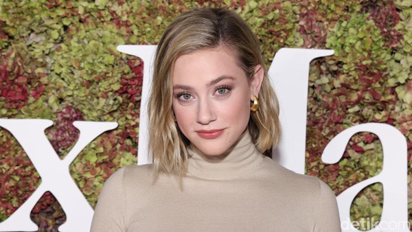 Lili Reinhart Jadi Moderator Video Paling Gelap di Internet