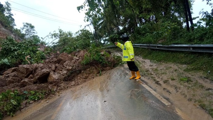 Longsor di Majene menutupi Jalan Trans Sulawesi.