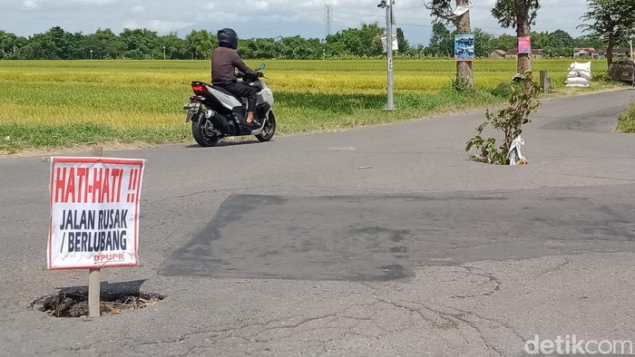 Lubang di simpang empat jalan raya Kepoh-Juwiring, Klaten, Kamis (27/10/2022).