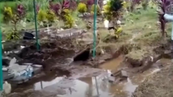 makam tulungagung diterjang banjir, mayat bermunculan