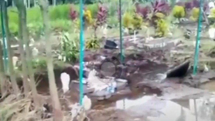 makam tulungagung diterjang banjir, mayat bermunculan