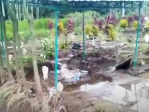 Mayat Bermunculan Usai Makam di Tulungagung Disapu Banjir