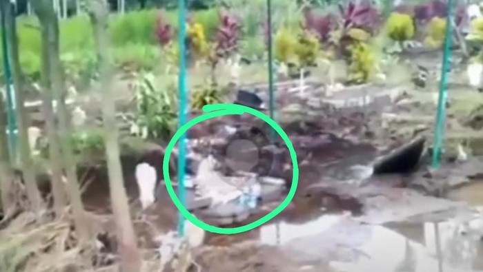 makam tulungagung diterjang banjir, mayat bermunculan