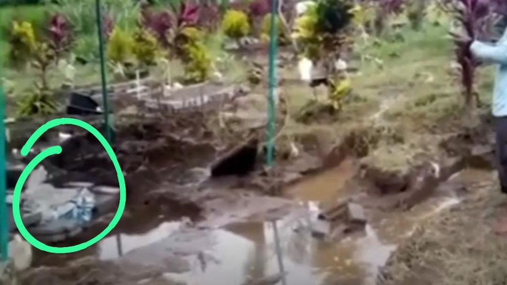 Banjir Terjang Makam di Tulungagung Bikin Jasad Keluar Lahad