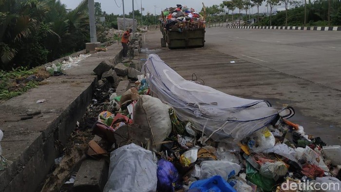Sampah menumpuk di bahu Jalan Doktor Leimena, Kelurahan Tello, Kecamatan Panakkukang, Makassar, Sulawesi Selatan (Sulsel).