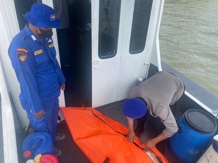 Satpolairud Polres Karimun mengevakuasi mayat di Kampung Asam, Kundur Utara, Kabupaten Karimun, Kepulauan Riau. Foto: Polres Karimun