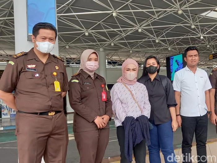 Medina Zein bersama petugas Kejari Tanjung Perak di Bandara Juanda.