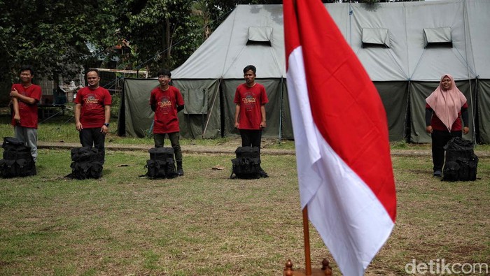 Sejumlah relawan Pijar (pengajar) dan Peduli Sehat (pesat) mengikuti latihan fisik dan kepemimpinan CT Arsa Foundation. Acara berlangsung di Jatiwarna, Kota Bekasi.