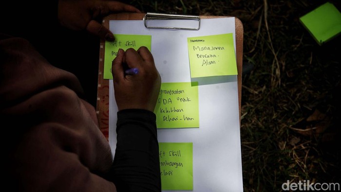 Melihat Relawan CT ARSA Foundation Latihan Fisik dan Kepemimpinan Sejumlah relawan Pijar (pengajar) dan Peduli Sehat (pesat) mengikuti latihan fisik dan kepemimpinan CT Arsa Foundation. Acara berlangsung di Jatiwarna, Kota Bekasi.