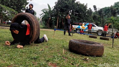 Melihat Relawan CT ARSA Foundation Latihan Fisik dan Kepemimpinan