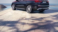 Mercedes Maybach GLS memiliki suspensi AIRMATIC pada E-ACTIVE BODY CONTROL meredakan guncangan saat melewati medan yang tidak rata. Menariknya. saat membuka pintu, Mercedes-Maybach GLS akan merendah dan running board berbahan alumunium akan muncul pada sisi samping. Foto: Mercedes Benz