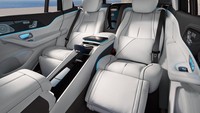 Kursi belakang dapat diatur menjadi reclining seats dan tersedia juga meja lipat dan kompartemen pendingin untuk minuman di tempat duduk belakang. Foto: Mercedes Benz