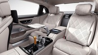 Terdapat juga electric sun blind pada kedua jendela belakang untuk pandangan yang lebih luas.Foto: Mercedes Benz